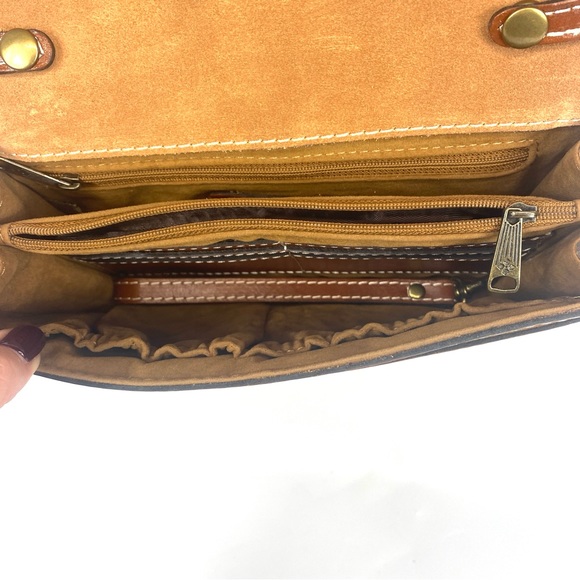 Patricia Nash Lanza Crossbody Organizer
Tan w crossbody strap and wristlet - NWT - Picture 9 of 17